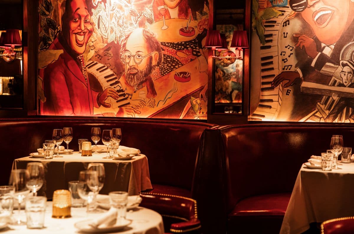 An Old Hollywood-themed restaurant dining room